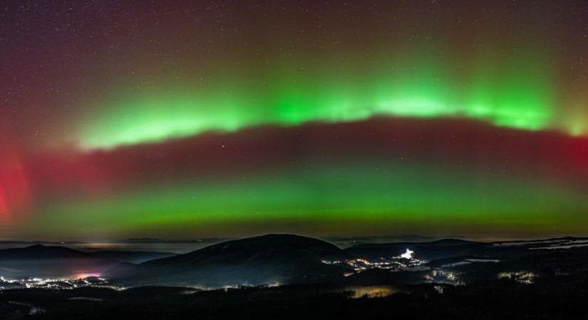 Sarkifény-kavalkád a felhők felett