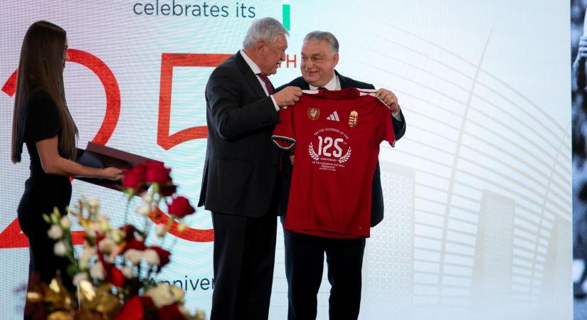 „A sok támadás ellenére politikai kockázatot is vállalt” – Csányi Sándor Orbán Viktornak is üzent