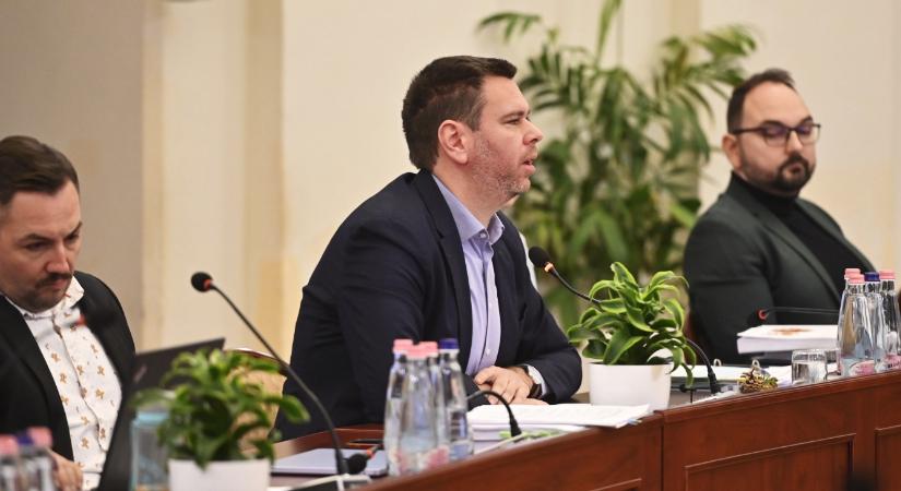 Vitézy Dávid szerint Lázár János a Fidesz adatbázisának építésére használhatja az új KRESZ tervezetét