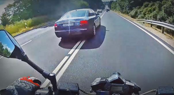 Új KRESZ: az autós köteles 1-1,5 méter oldaltávolságot tartani a motoros mellett