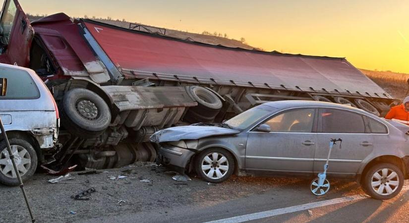 Halálos baleset az elkerülő úton: két parkoló autót sodort el egy kamion