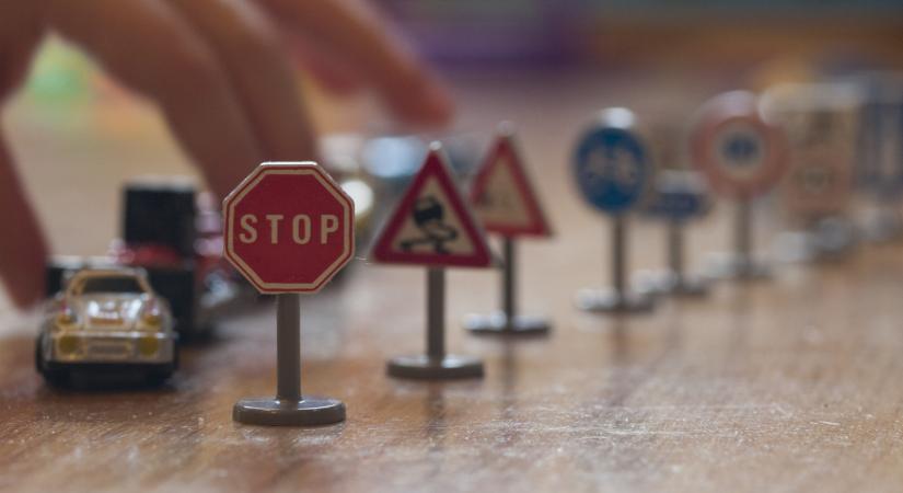 Bemutatták az új KRESZ-t: rengeteg változásra kell készülni az utakon