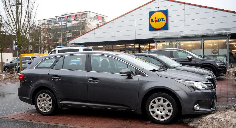 A Lidl teszüzemben fizetőssé teszi egy-egy parkolóját