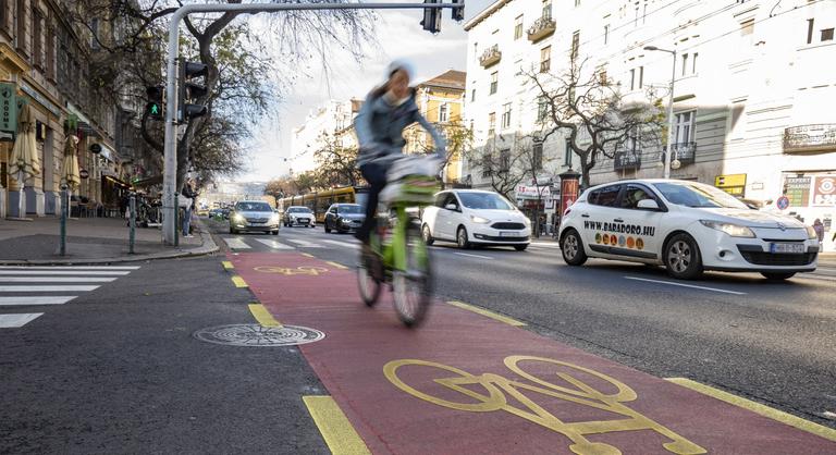 Hatalmas változás jön a KRESZ-ben, kötelező lesz a bukósisak-viselés is