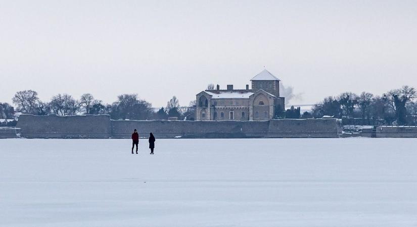 Erre várt mindenki! Mondjuk hol léphetsz jégre a tatai Öreg-tavon