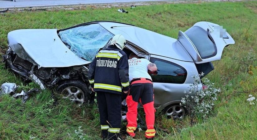 A vizes úton száguldozott, életét vesztette egy vétlen sofőr – fotók, videó