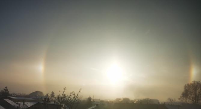 Gyémántpor ragyog a fagyos ködben