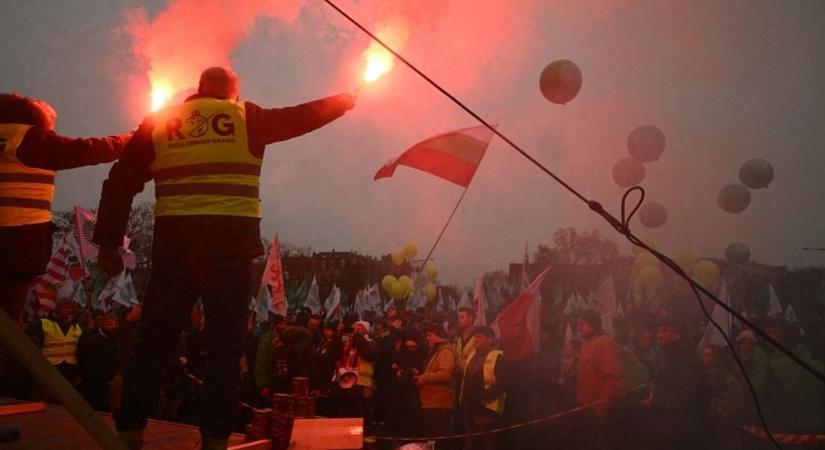 Forrnak az indulatok az Európai Parlamentnél, a gazdák összegyűltek, és nem hagyják
