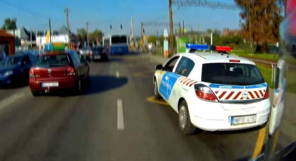 Új KRESZ: a haladó autók között is előregurulhatsz motorral és robogóval