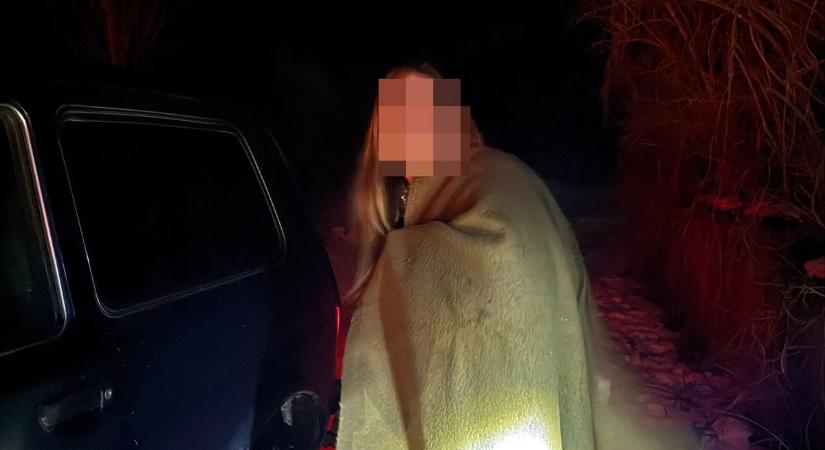 Barátai otthagyták a dűlő közepén a fiatal lányt: a rendőrök és egy civil mentette meg