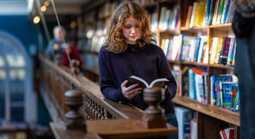 Holtszezon – Kortárs Irodalmi Fesztivál Veszprémben