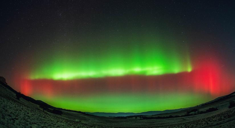 Sarki fény tündökölt az éjszakai égbolton