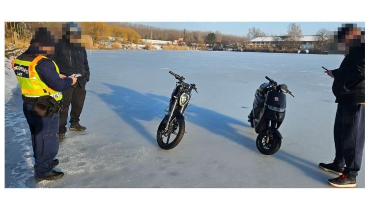 Járművel tilos a Tisza jegére menni!