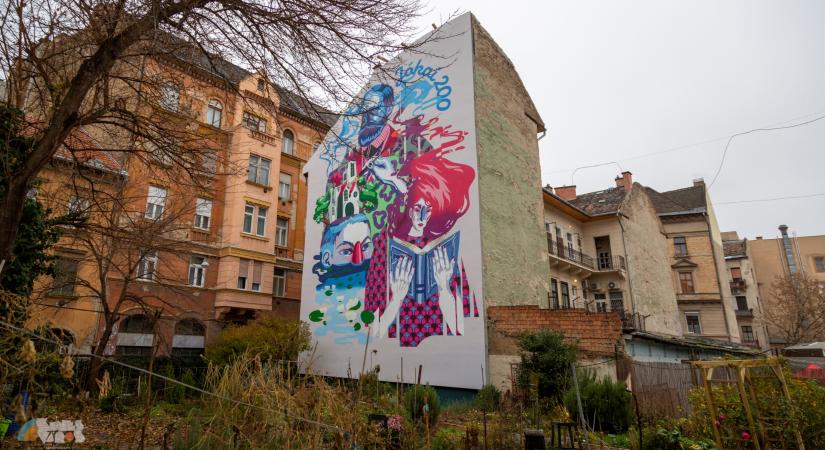 Jókai Mór előtt tiszteleg a legújabb tűzfalfestés a Kis Diófa utcában