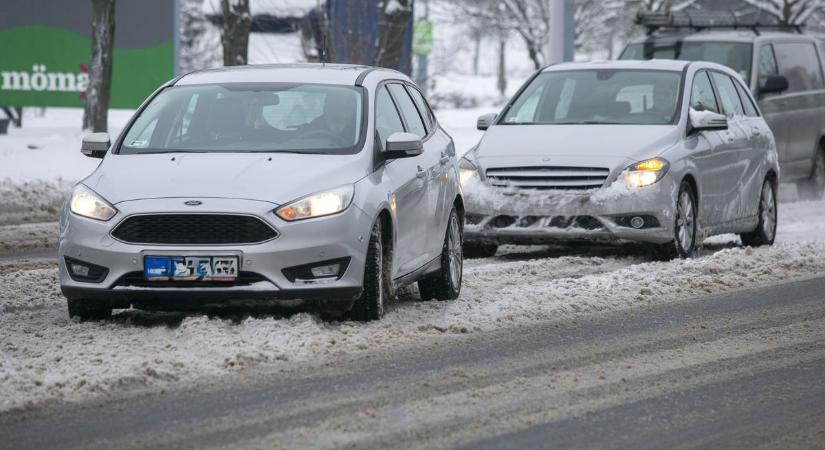 Durva bírság vár erre a három sofőrre, egyikük 130-al száguldozott a csúszós főúton – fotók