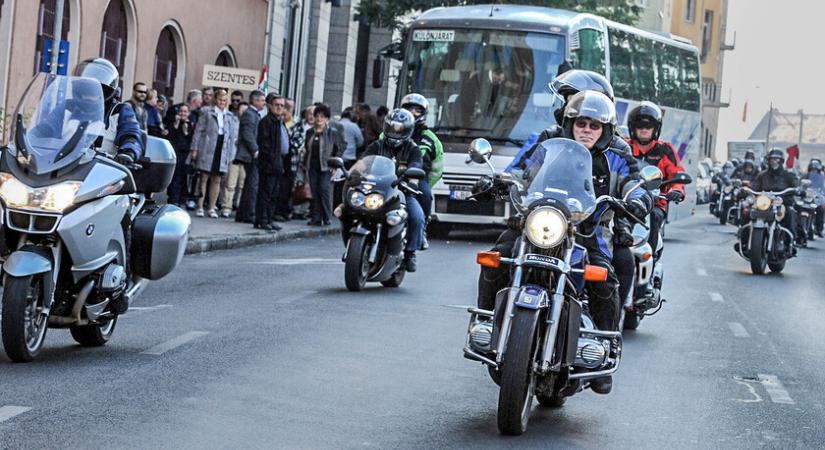 Így változnak a motoros szabályok az új KRESZ-ben - A motorosokat is védi az új szabály