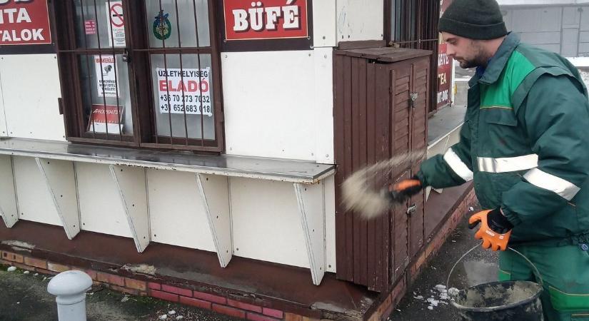 500 tonnánál is több sót szórtak ki Kecskeméten a téli időjárás miatt, de nem áll meg a munka