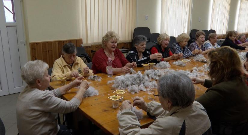 Tollfosztás és borkóstoló: puha pelyhek, zamatos ízek – pont úgy, mint 100 évvel ezelőtt