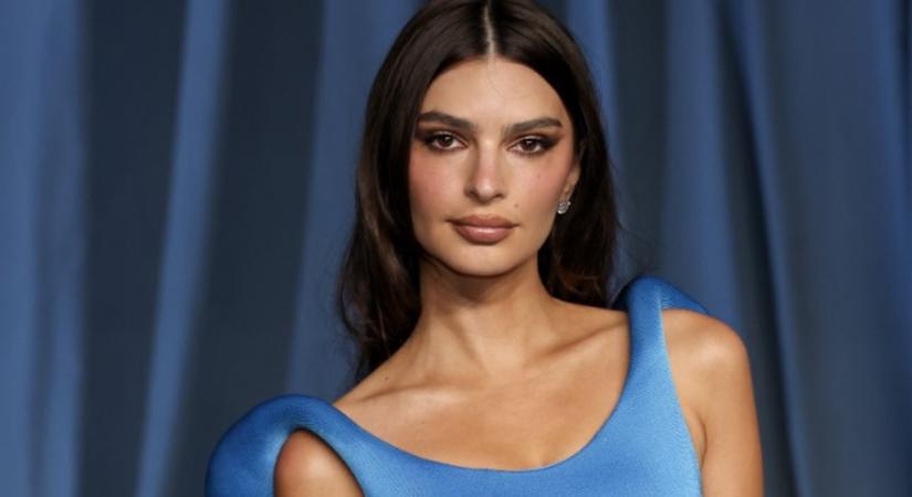 Semleges színek, mégis izgalmas és karakteres – Emily Ratajkowski nappalijának titka