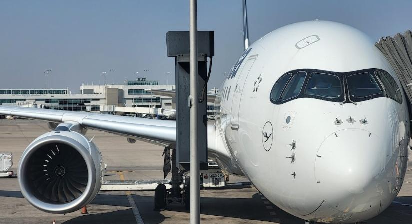 Szigorít a szabályokon az egyik legnagyobb légitársaság – ez mindenkit érinthet!