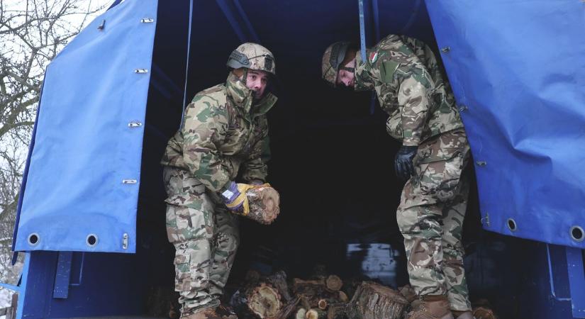 Katonai teherautókon érkezik a szociális tűzifa