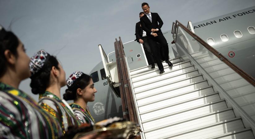 Szijjártó Péter hivatali repülőútjai 2025-ben is meghaladták a Föld-Hold távolságot