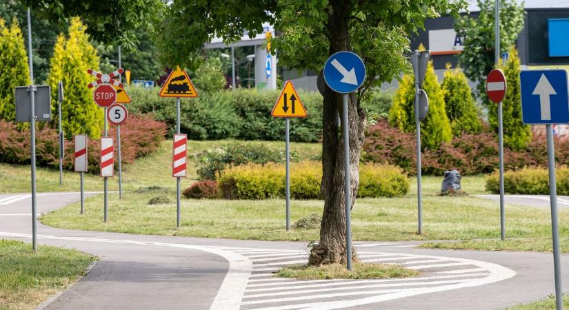 Radikális változás! Így írná át a közlekedést az új KRESZ, gyalogost, rollerest sem kímél