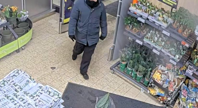 Dráma a Lidl-ben: fegyveres rabló támadt a kasszásra, fotó is készült róla