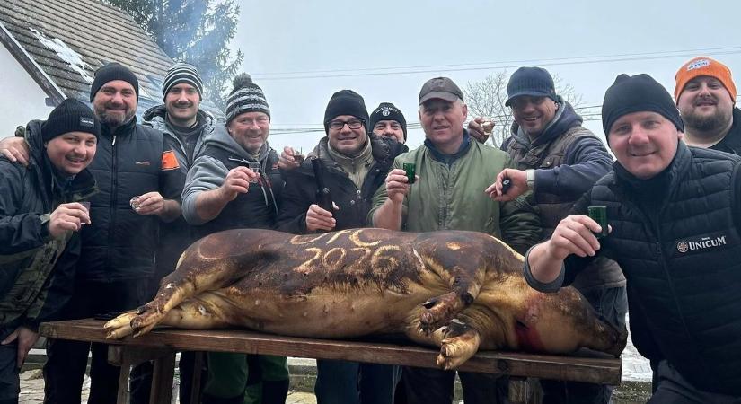 Csakúgy mint a pályán, a disznóvágáson is mindenkinek megvolt a helye