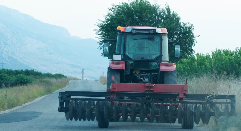 Traktorok, munkagépek, földutak az új KRESZ-tervezet tükrében – ezekre kell figyelniük a gazdáknak