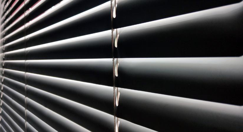 Ezért nem szabad télen teljesen lehúzni a redőnyt éjszakára