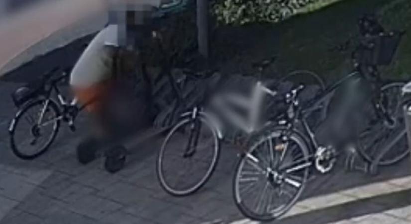 Így loptak el fényes nappal Győrben egy rollert - videó
