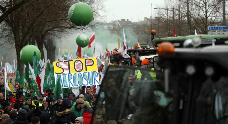 Az EU-Mercosur mezőgazdasági fejezetének újratárgyalását kérik a tüntető romániai gazdák