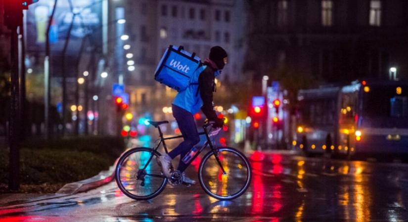 Jöhet a 140-es autópályás repesztés, de a biciklisek sok új jogot kapnak