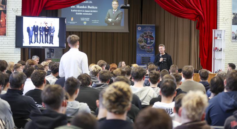 Lukácsosok kérdezték a minisztert