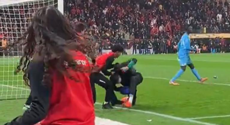 A földön vonszolták a cserekapust a labdaszedők, de nem engedte el a törülközőt