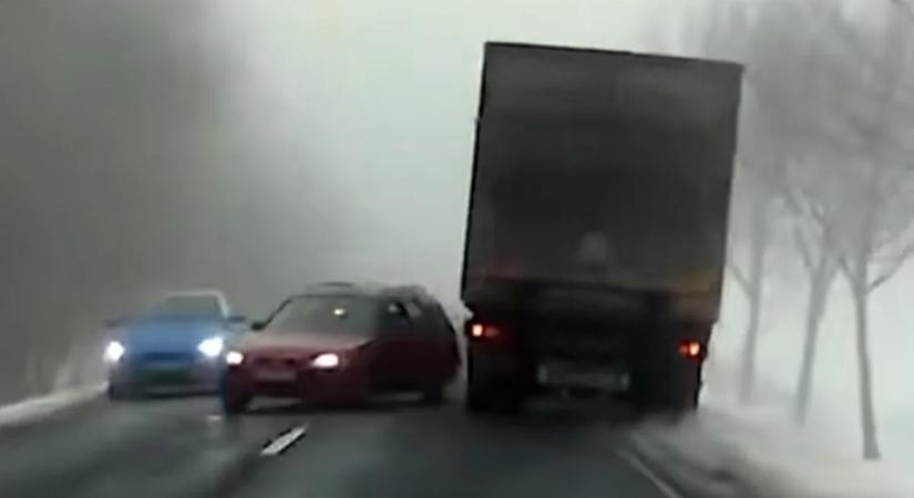 Hős teherautós mentette meg az idiótaként előző autós életét a 77-es úton