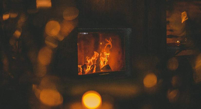 Tényleg vége a kéményeknek? Európai városok sorra szorítják ki a fatüzelésű kandallókat és kályhákat