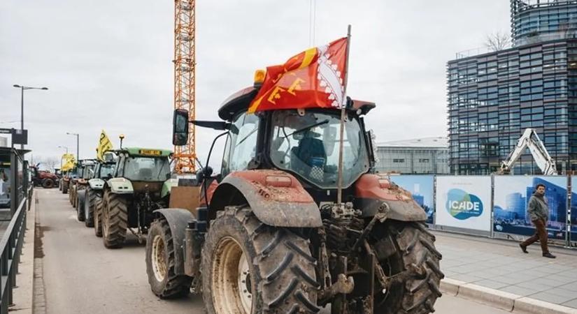Így érkeznek a traktorok a strasbourgi tüntetésre - videó