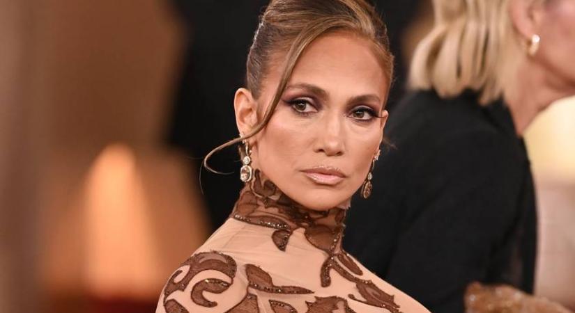 Jennifer Lopez bunkón viselkedett a vörös szőnyegen: a sztárról készült videó láttán kiakadtak a rajongók