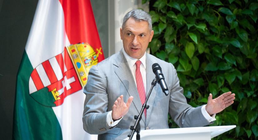 Lázár János tárcája: Senki, semmilyen adatbázist nem épít az új KRESZ-re beérkező véleményekből