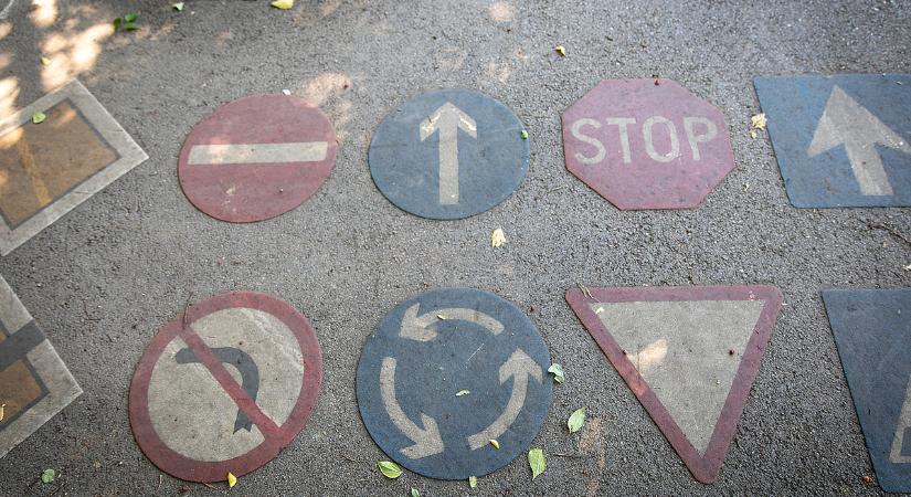 Vitézy: Aki véleményezi az új KRESZ-t, egyben feliratkozik Lázár és a Fidesz adatbázisába