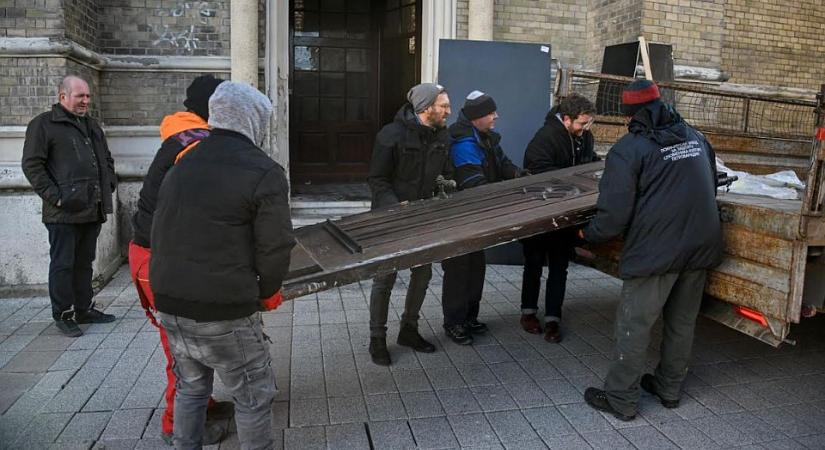 Kezdődik a Mária Szent Neve templom felgyújtott ajtajának a helyreállítása