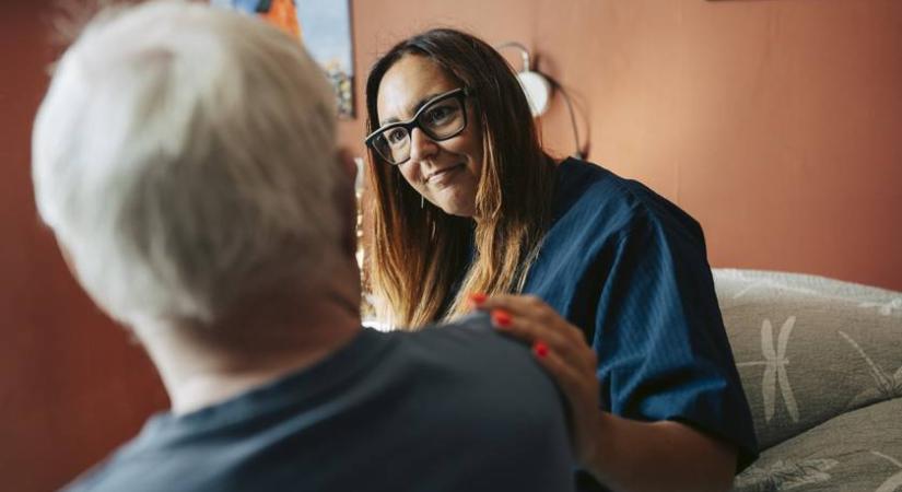 Hány forint jár 2026-ban az otthonápolásért, és ki igényelheti? Így alakul idén az összeg