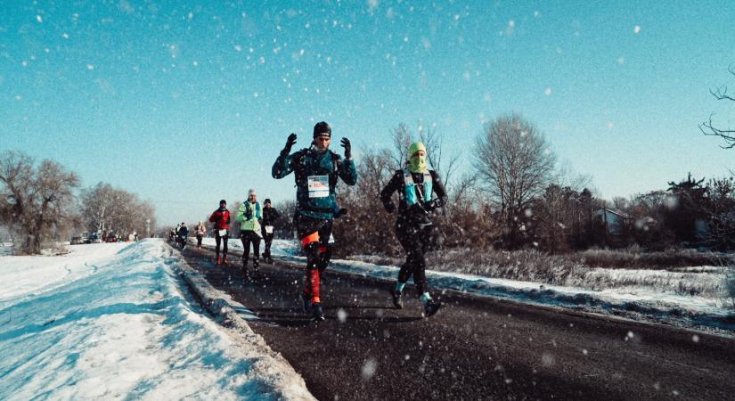 Több ezer futóval indította 2026-ot a Powerade a Zúzmara Félmaratonon