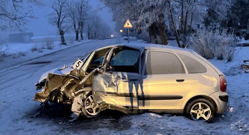 Halálos baleset történt: a sofőr nem kötötte be magát, az autón nyári gumi volt