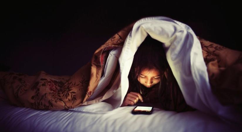 Miért érdemes teljesen kikapcsolni az okostelefont lefekvés előtt?