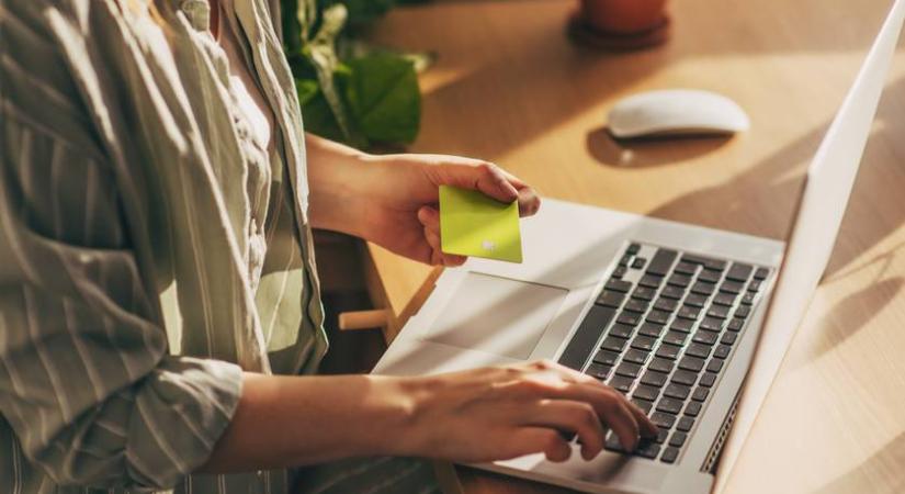 Leállások jönnek februárban az egyik legnagyobb magyarországi banknál: az online vásárlás sem fog működni