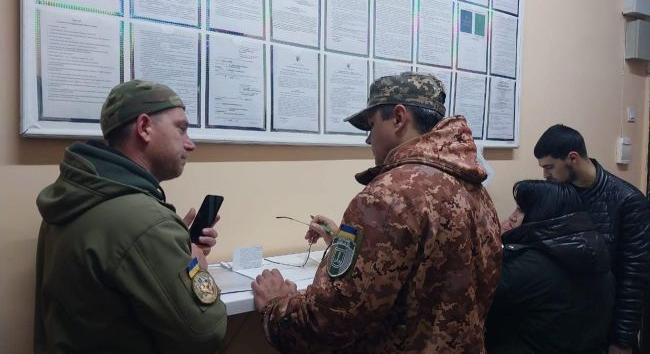 Botrányos kényszertoborzási eset történt Odesszában, a katonák feltörték egy hadköteles autóját, a férfit megverték