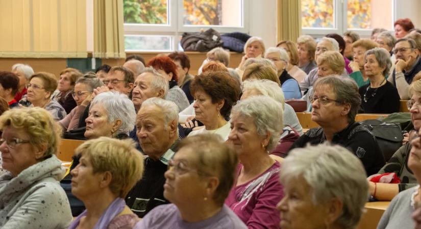 Teltházas előadások után folytatódik a Nyugdíjas Egyetem